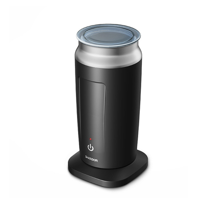 コーヒー ミルクの泡立てるの白く黒い電気手持ち型の泡のより暖かい立場