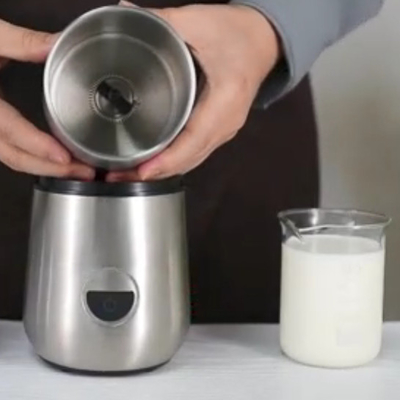 2つ1つの注文のコーヒー豆挽器に付きおよび1半自動冷たいミルクに付き泡立てる 2を搾り出すため