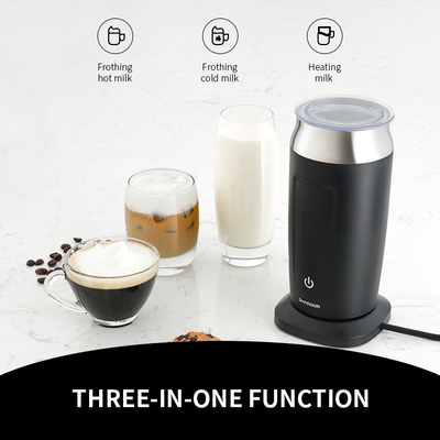 コーヒー ミルクの泡立てるの白く黒い電気手持ち型の泡のより暖かい立場